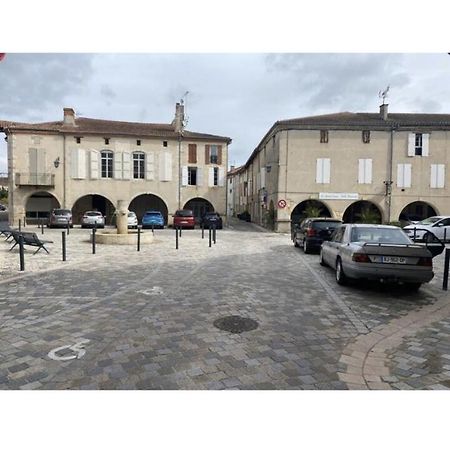 Logement Tout Equipe Layrac Exteriér fotografie